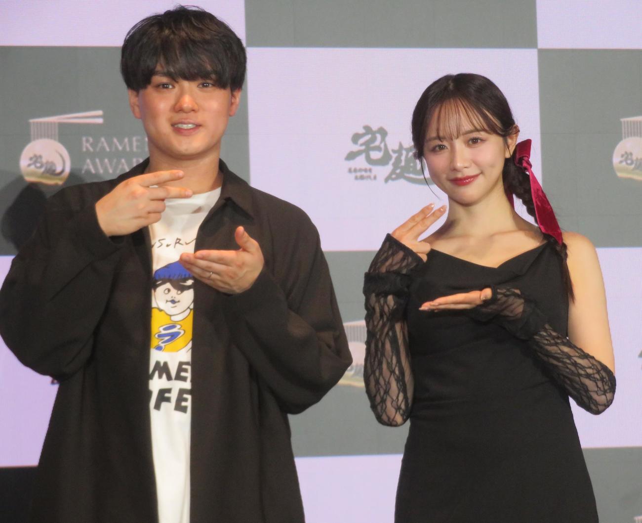 「Takumen Ramen Awards 2025」授賞式に出席した森香澄（右）とラーメンユーチューバーSUSURU（撮影・川田和博）