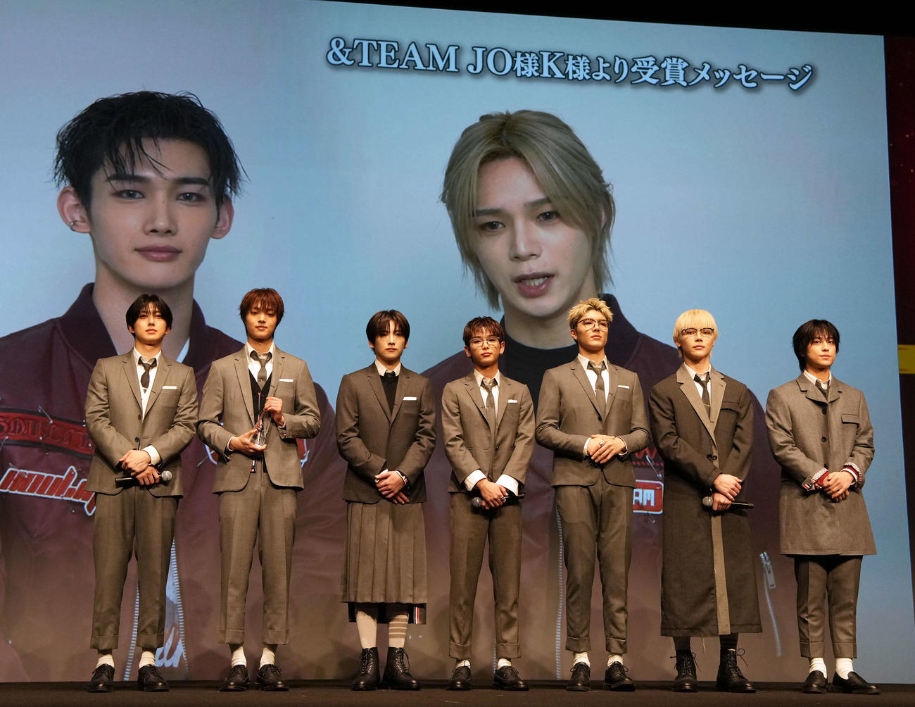 ベストアーティスト賞を受賞する＆TEAM。左からFUMA、EJ、YUMA、HARUA、MAKI、NICHOLAS、TAKI（撮影・小島史椰）