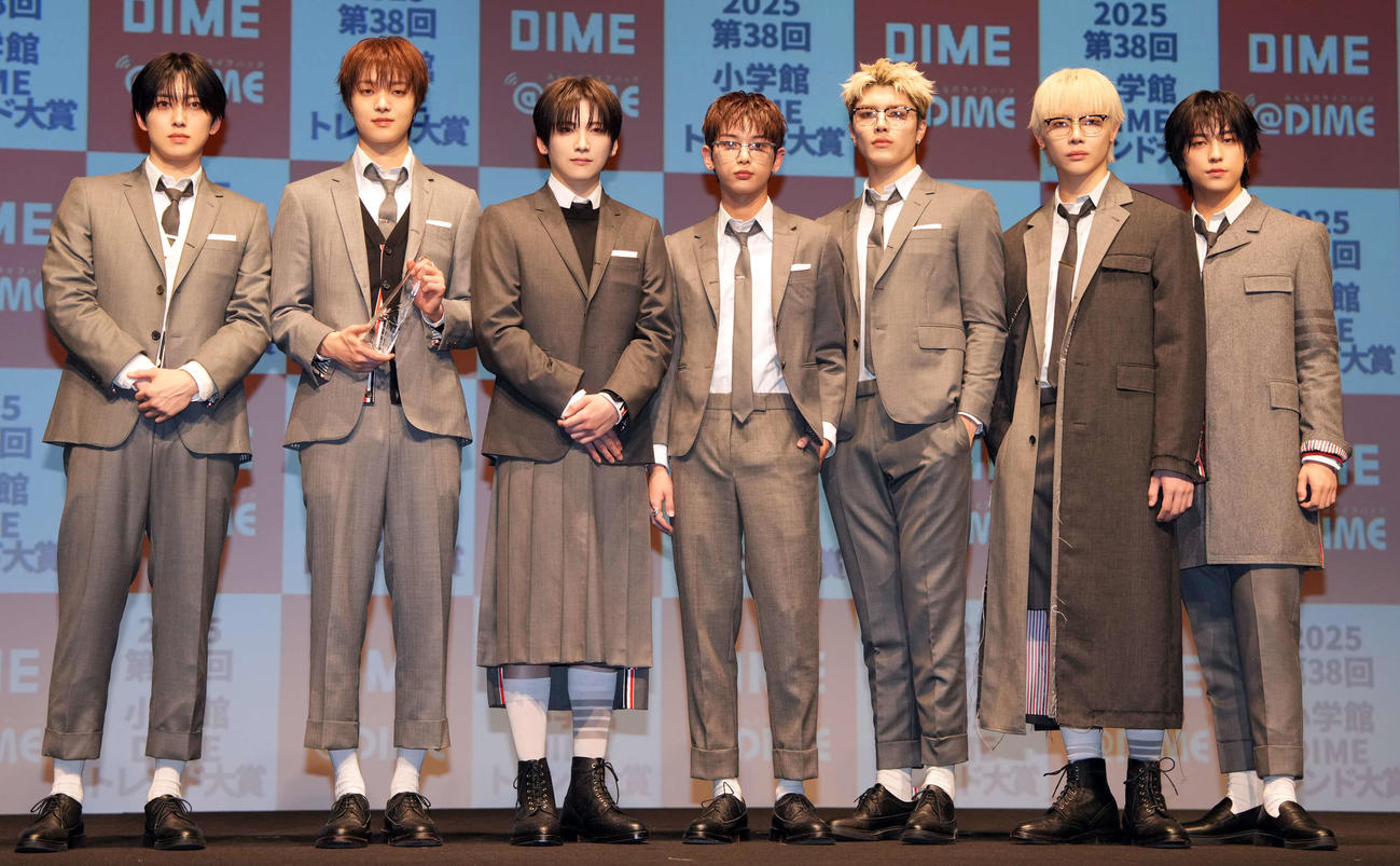 ベストアーティスト賞を受賞する＆TEAM。左からFUMA、EJ、YUMA、HARUA、MAKI、NICHOLAS、TAKI（撮影・小島史椰）