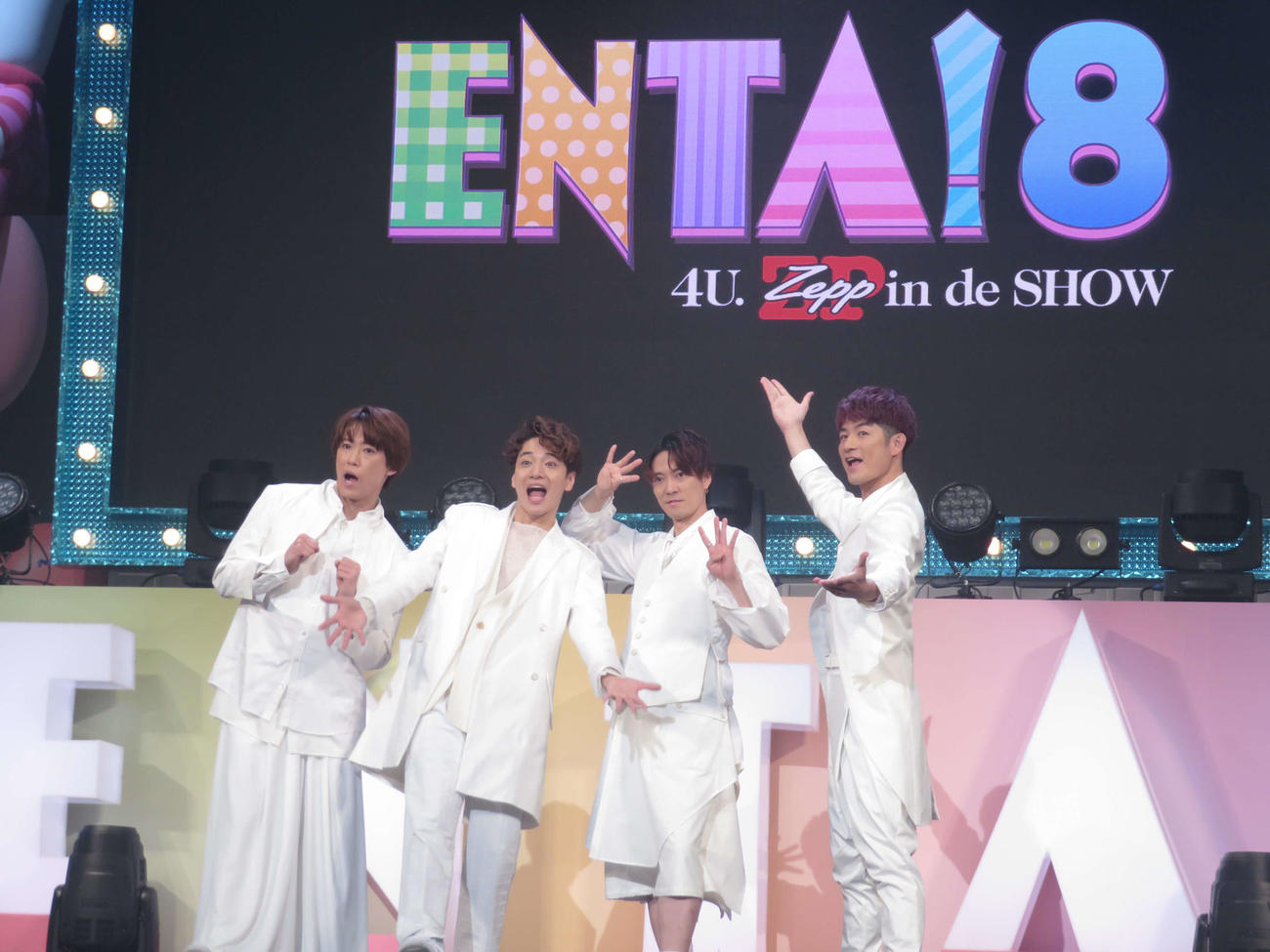 囲み取材に応じるふぉ～ゆ～の、左から越岡裕貴、福田悠太、辰巳雄大、松崎祐介