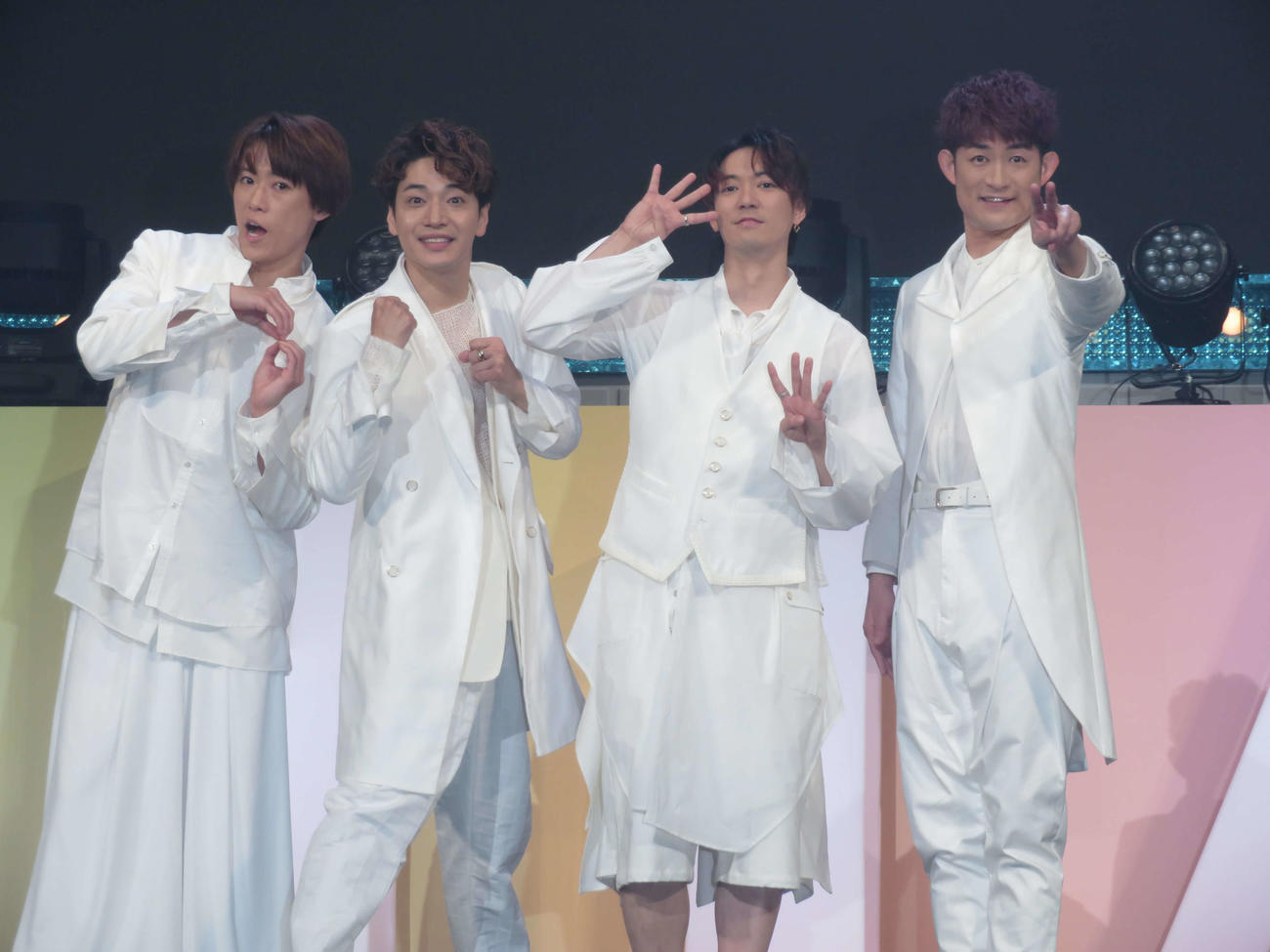 囲み取材に応じる、左から越岡裕貴、福田悠太、辰巳雄大、松崎祐介