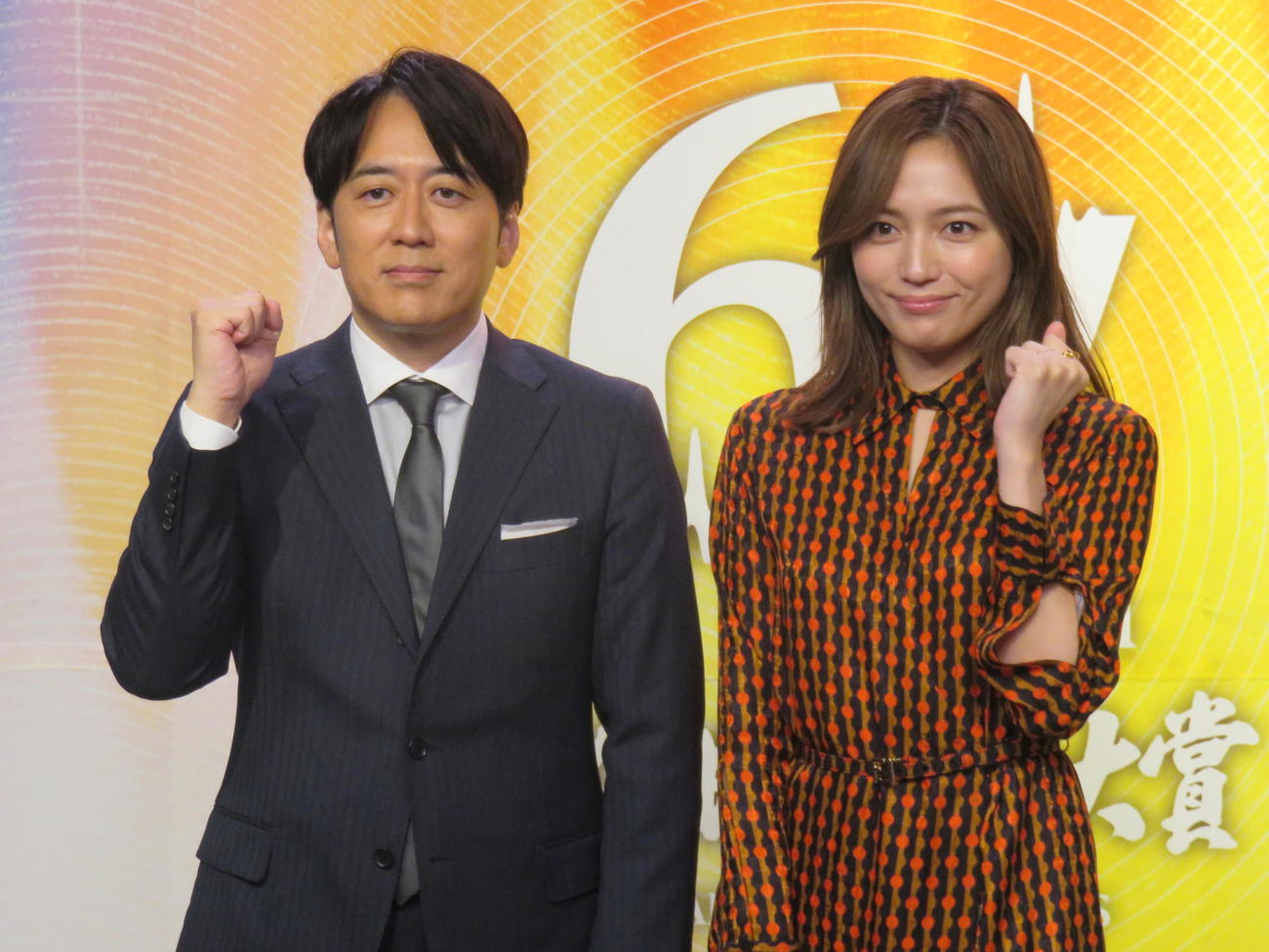 「第67回輝く！日本レコード大賞」で総合司会を務めるTBS安住紳一郎アナウンサー（左）と川口春奈