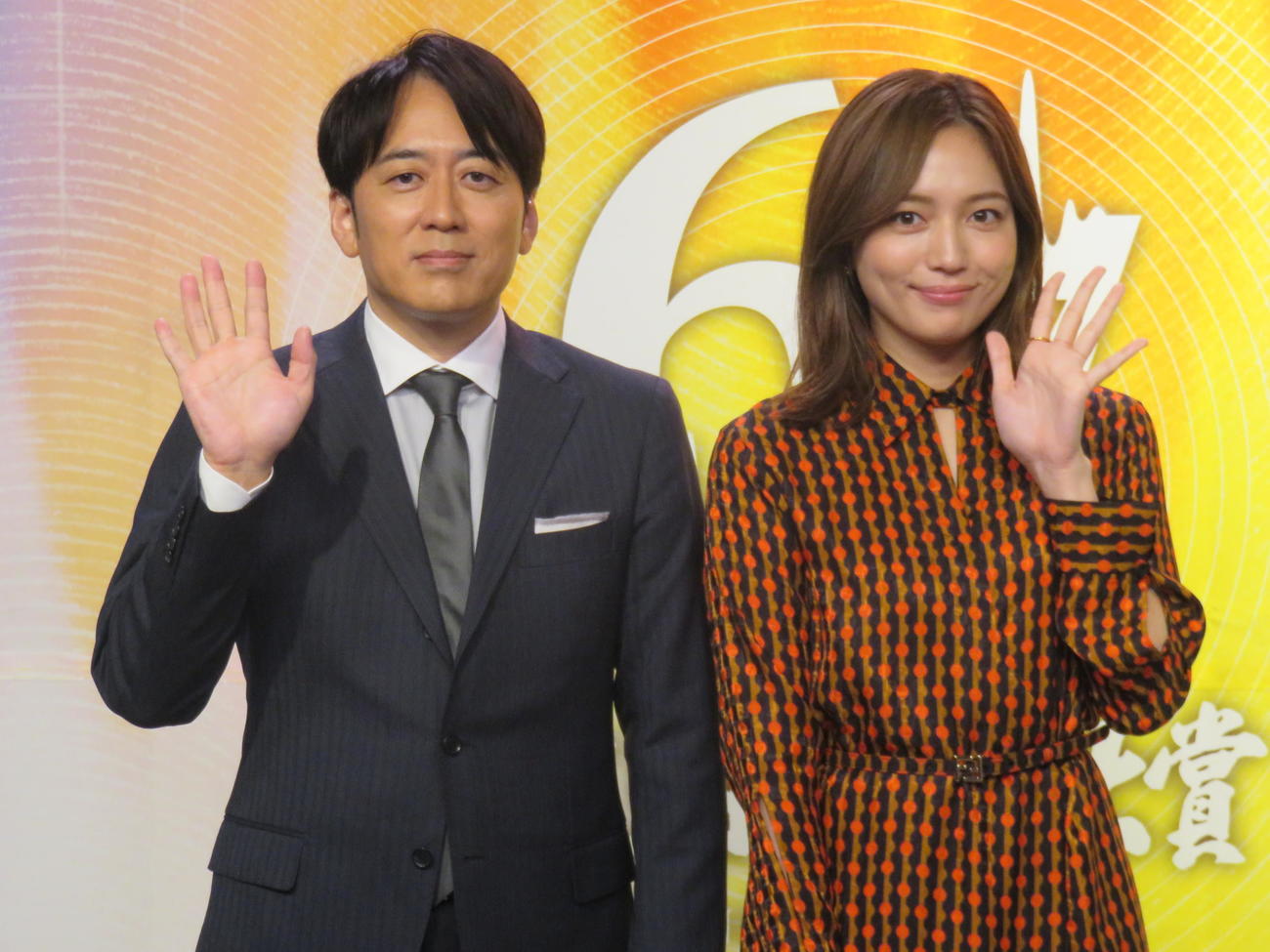 「第67回輝く！日本レコード大賞」で総合司会を務めるTBS安住紳一郎アナウンサー（左）と川口春奈
