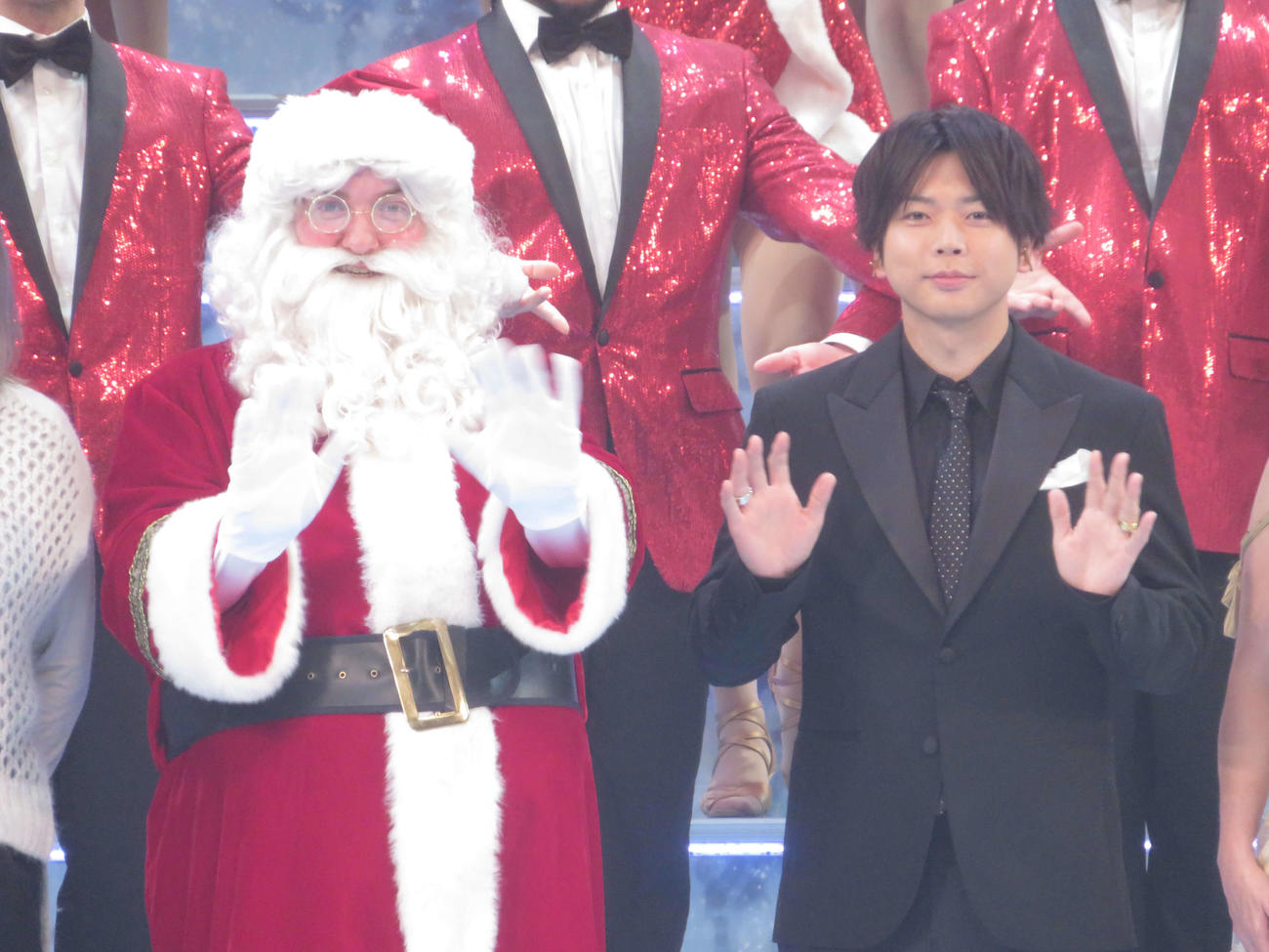 「ブロードウェイ　クリスマス・ワンダーランド2025」ゲネプロ取材会に出席したサンタクロースと増田貴久