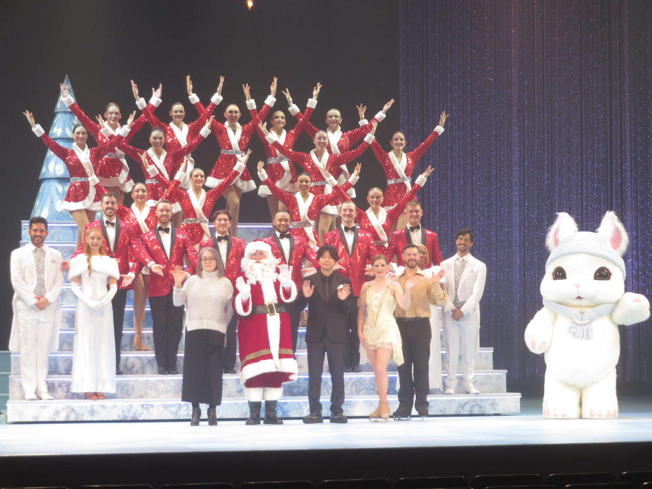 「ブロードウェイ　クリスマス・ワンダーランド2025」ゲネプロ取材会に出席した増田貴久（前列左から3人目）