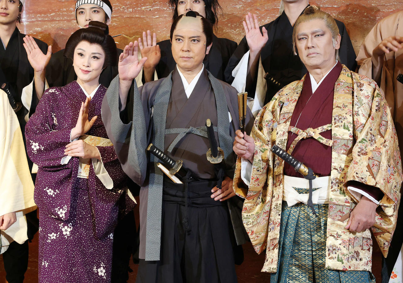 舞台「忠臣蔵」手を振る、藤原紀香（左）、上川隆也（中央）、高橋克典（撮影・宮地輝）