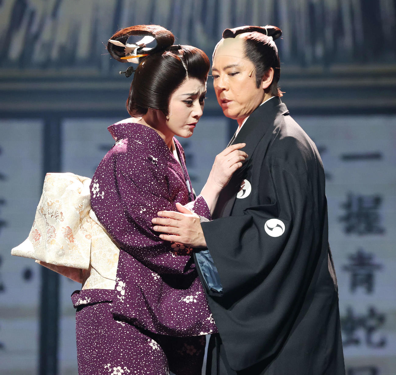 舞台「忠臣蔵」プレスコールに臨む藤原紀香（左）と上川隆也（撮影・宮地輝）