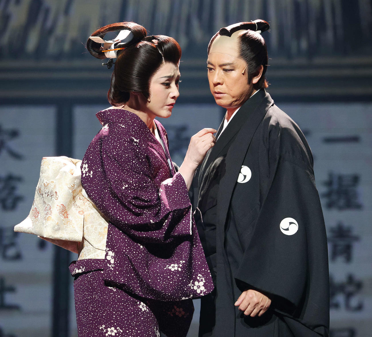 舞台「忠臣蔵」プレスコールに臨む藤原紀香（左）と上川隆也（撮影・宮地輝）