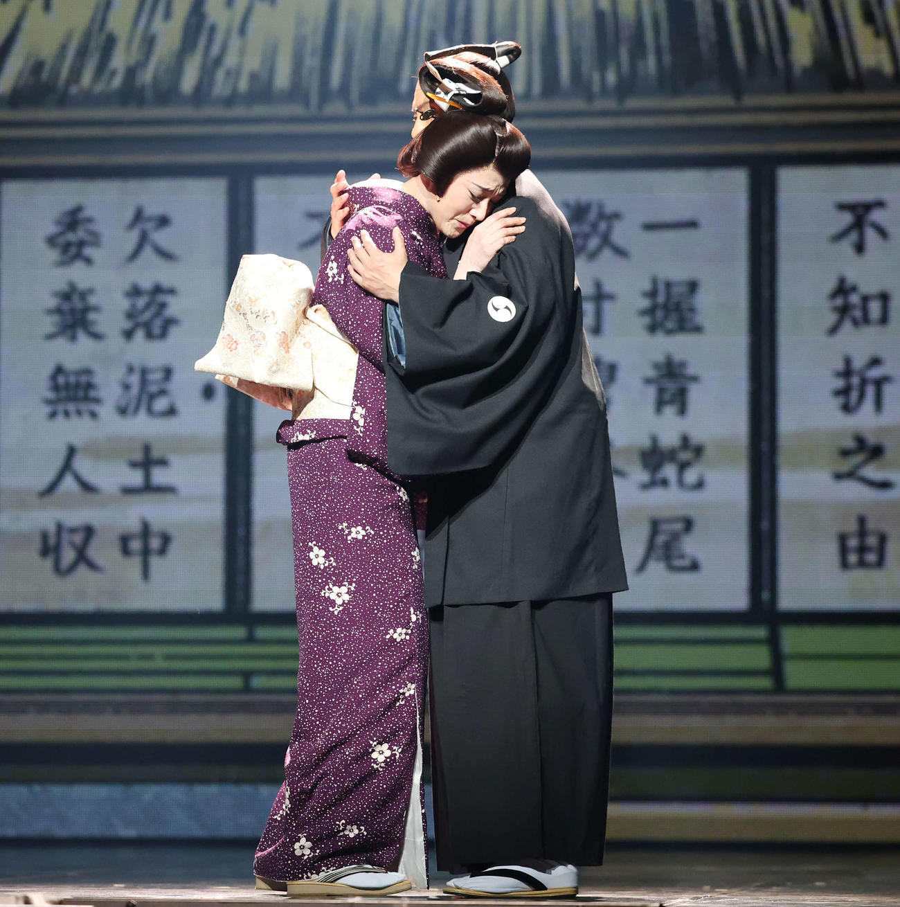 舞台「忠臣蔵」プレスコールに臨む藤原紀香（左）と上川隆也（撮影・宮地輝）