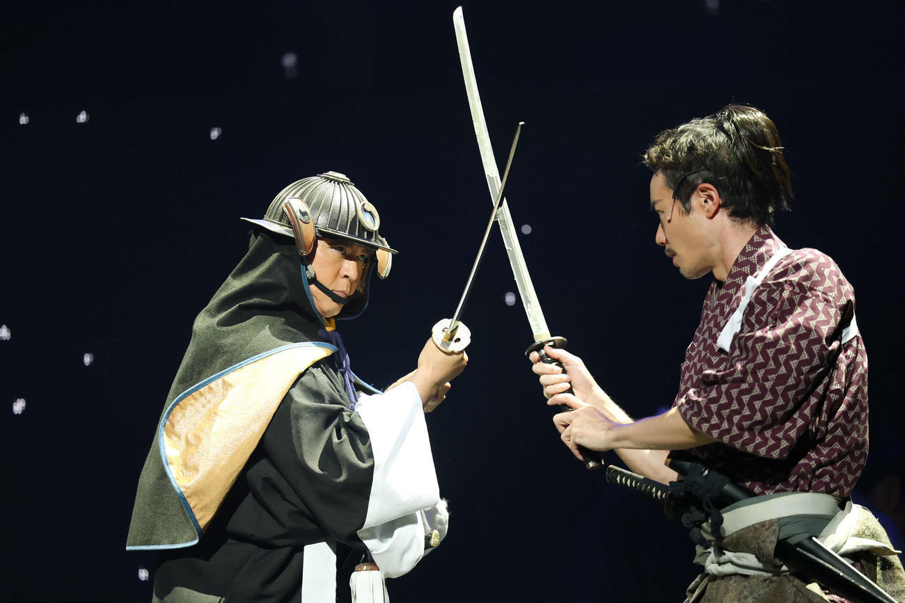 舞台「忠臣蔵」プレスコールに臨む上川隆也（撮影・宮地輝）