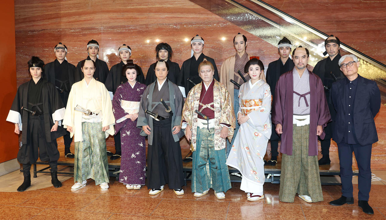 舞台「忠臣蔵」フォトセッションに臨む、前列左から藤岡真威人、立石俊樹、藤原紀香、上川隆也、高橋克典、珠城りょう、徳重聡、堤幸彦氏、後列左から財木琢磨、藤林泰也、石川凌雅、崎山つばさ、岐洲匠、近藤頌利、唐木俊輔、松田賢二（撮影・宮地輝）