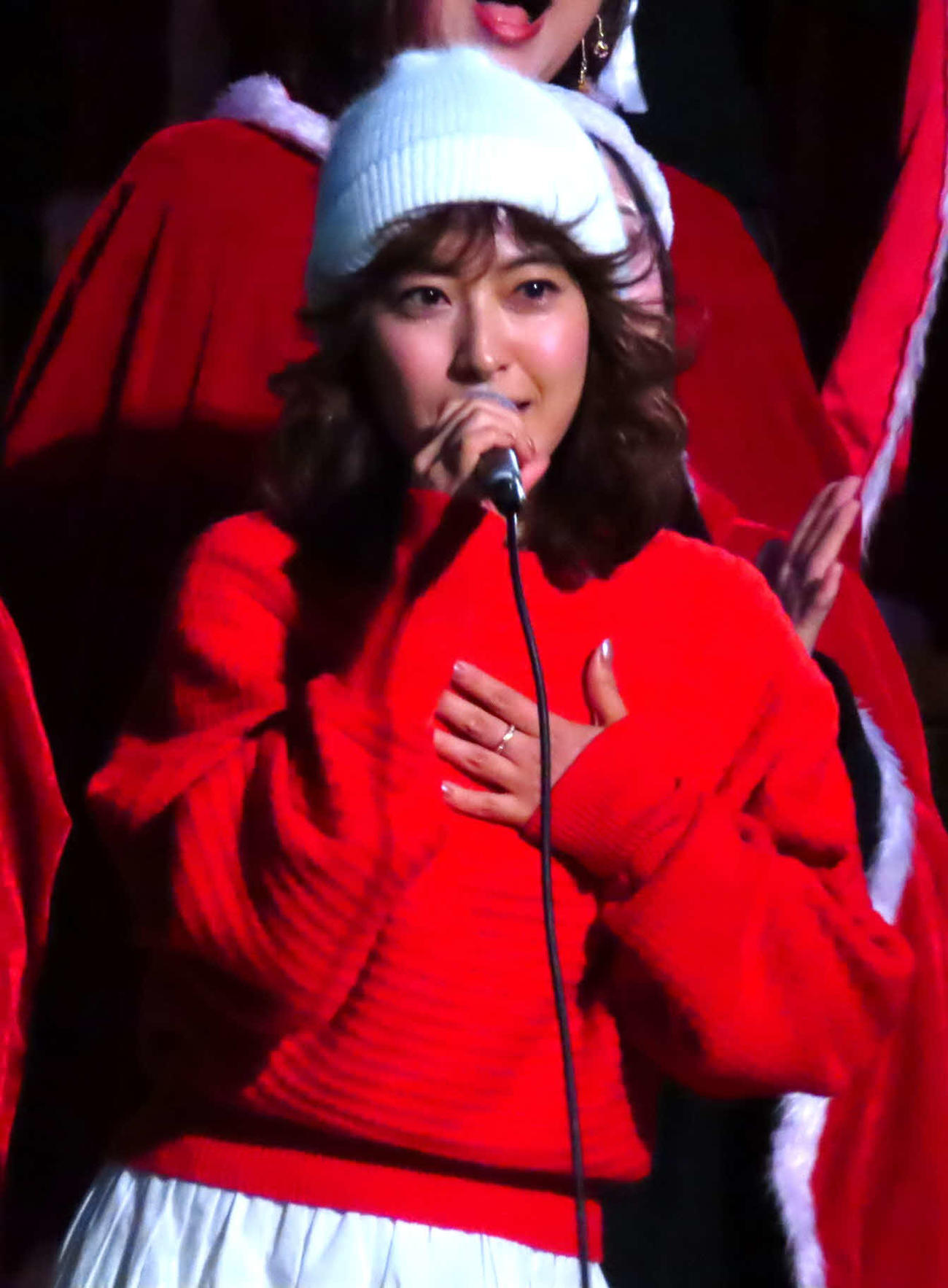 「TOKYO STATION 111th Anniversary　東京エキマチ合唱団　クリスマスコンサート」で歌唱する瀧本美織