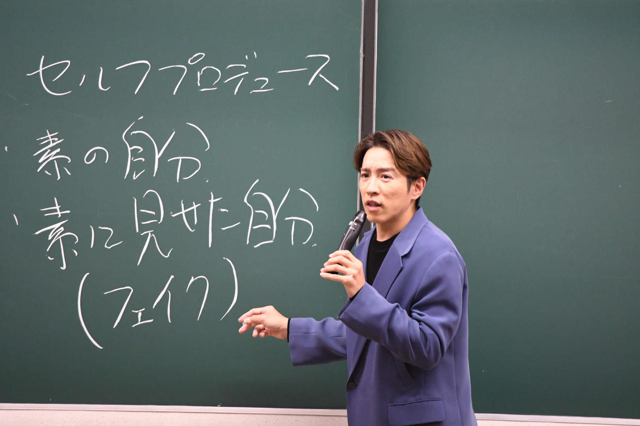 近畿大学で自身初の大学での講義を行ったSUPER EIGHT村上信五（撮影・阪口孝志）