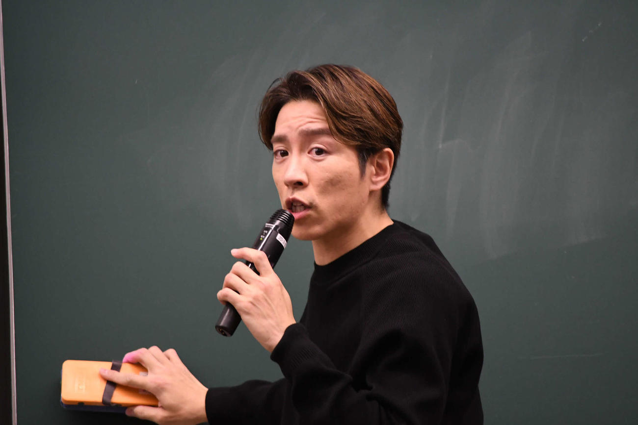 近畿大学で520人の学生を前に講義を行ったSUPER EIGHT村上信五（撮影・阪口孝志）