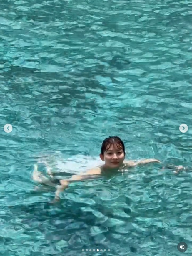 プールで泳ぐ姿（山本里菜のインスタグラムから）
