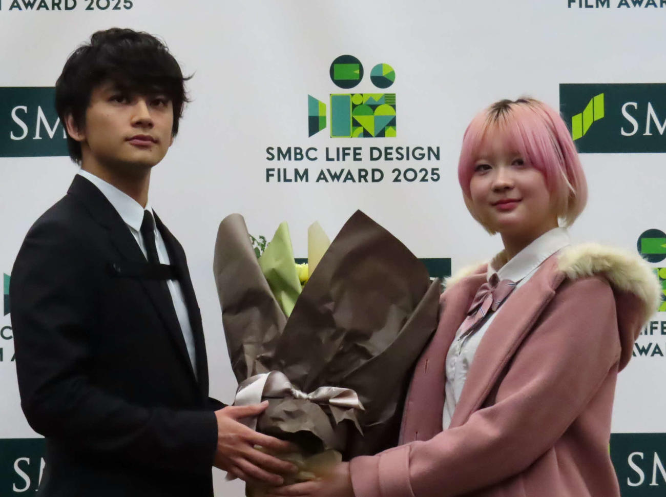 「SMBC LIFE DESIGN FILM AWARD 2025」表彰式で、最優秀賞を獲得したチームへ花束を渡す北村匠海