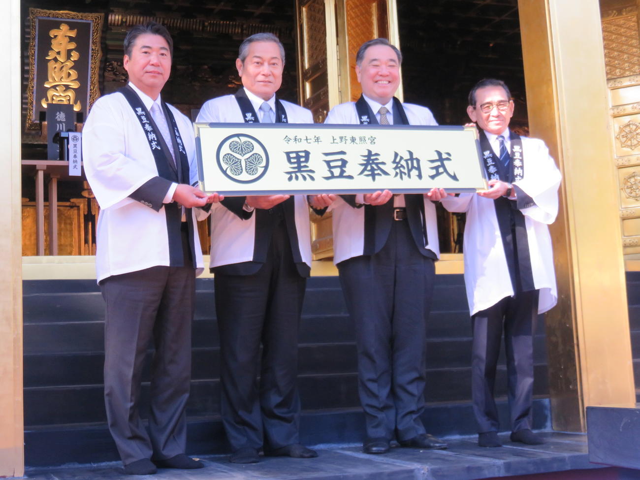 上野東照宮での「黒豆奉納式」に出席した、左から小田垣商店の小田垣昇社長、松平健、徳川家19代当主徳川家広氏、フジッコの福井正一社長