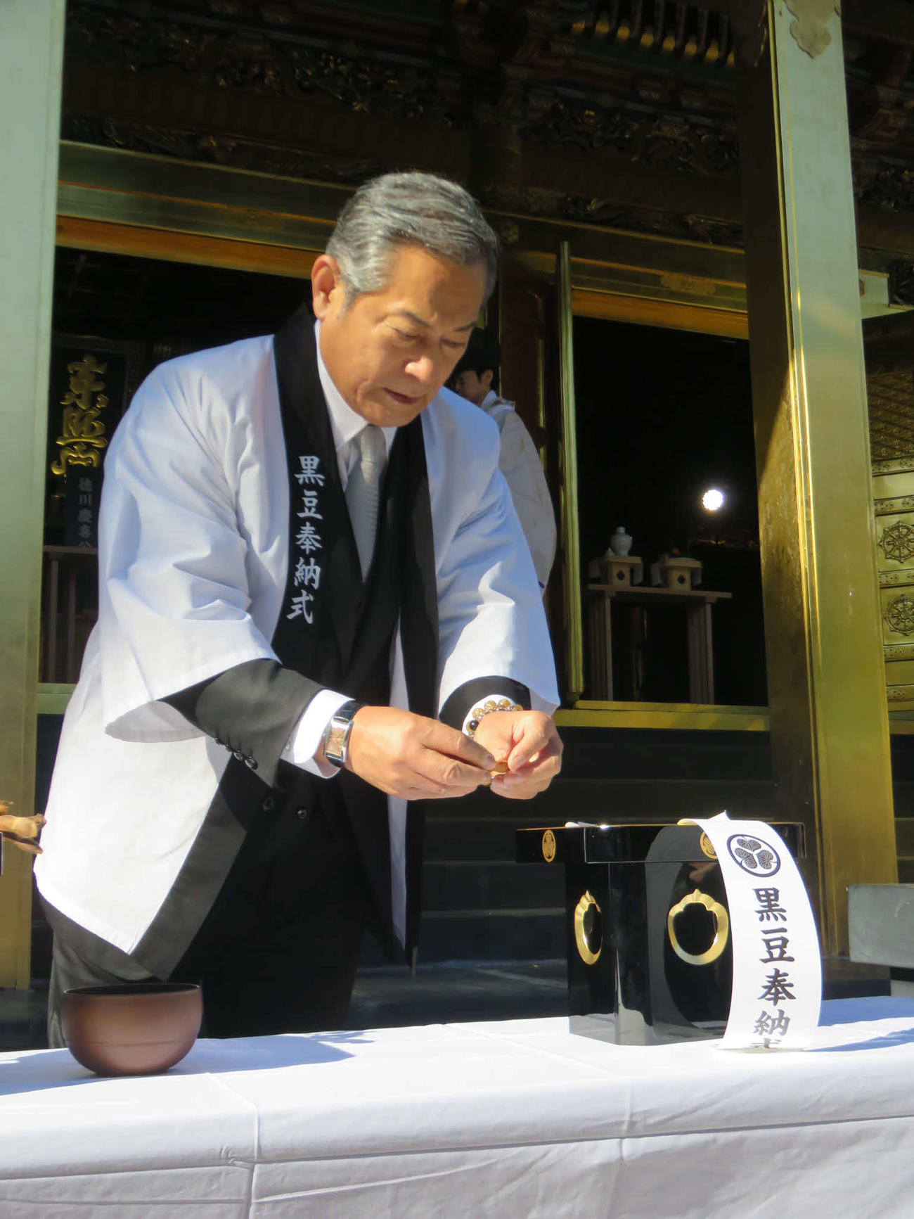 黒豆の「鞘とり」をする松平健