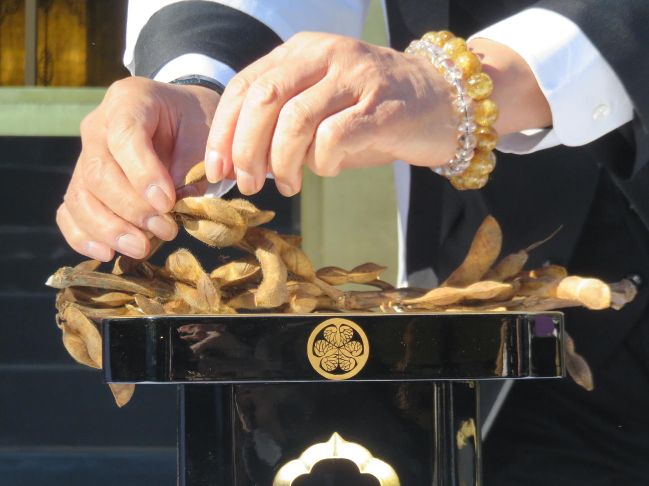 松平健は黒豆の「鞘とり」を行った