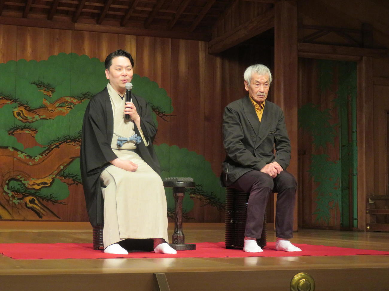 「田中泯＋谷口裕和　独独座－コレモコテン－」記者会見を行った田中泯（右）と谷口裕和