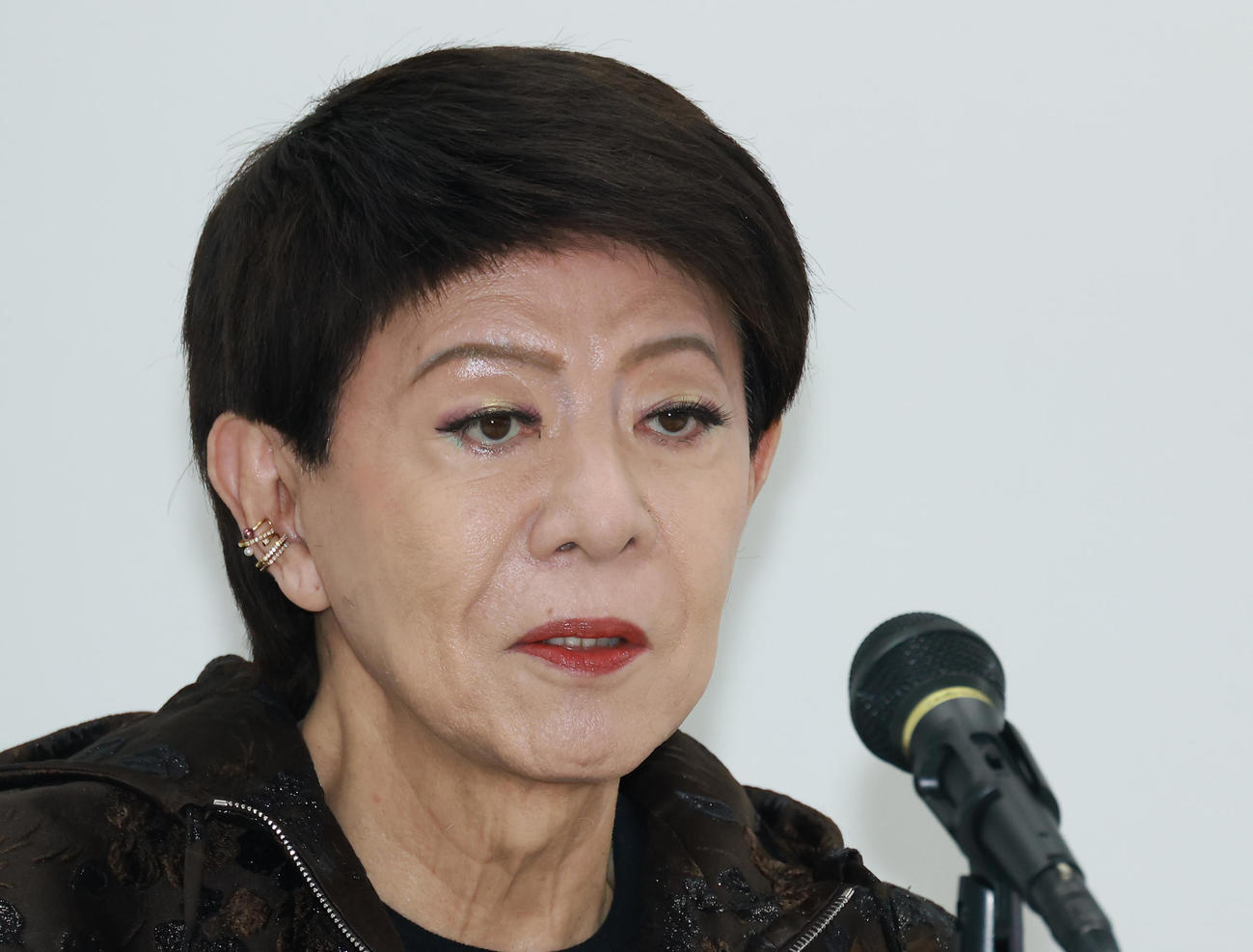 復帰会見を行う美川憲一（撮影・中島郁夫）
