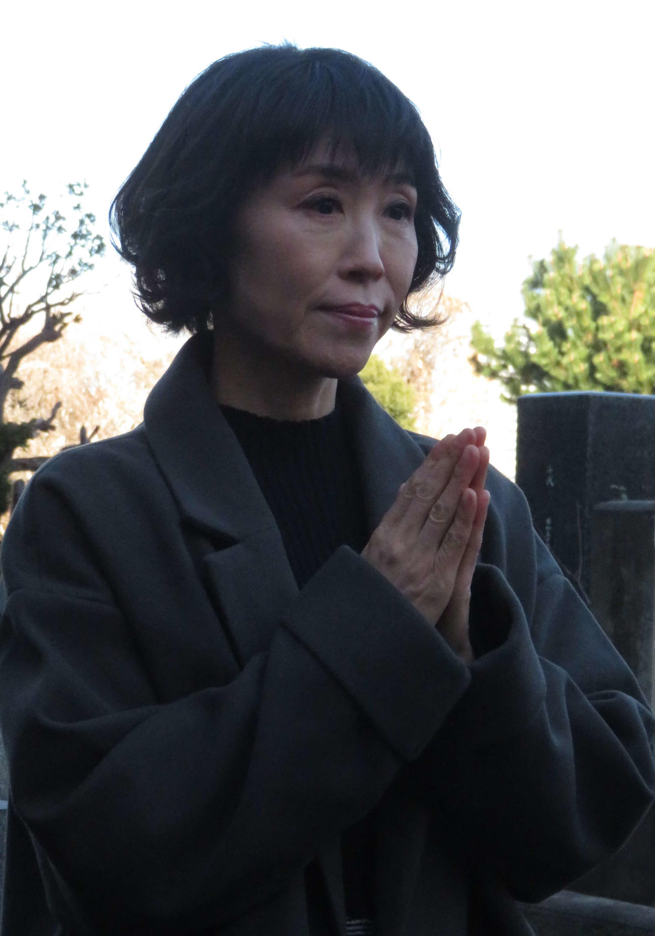 徳間ジャパン元社長・徳間康快さんの墓前に、NHK紅白歌合戦23年連続出場を報告した水森かおり