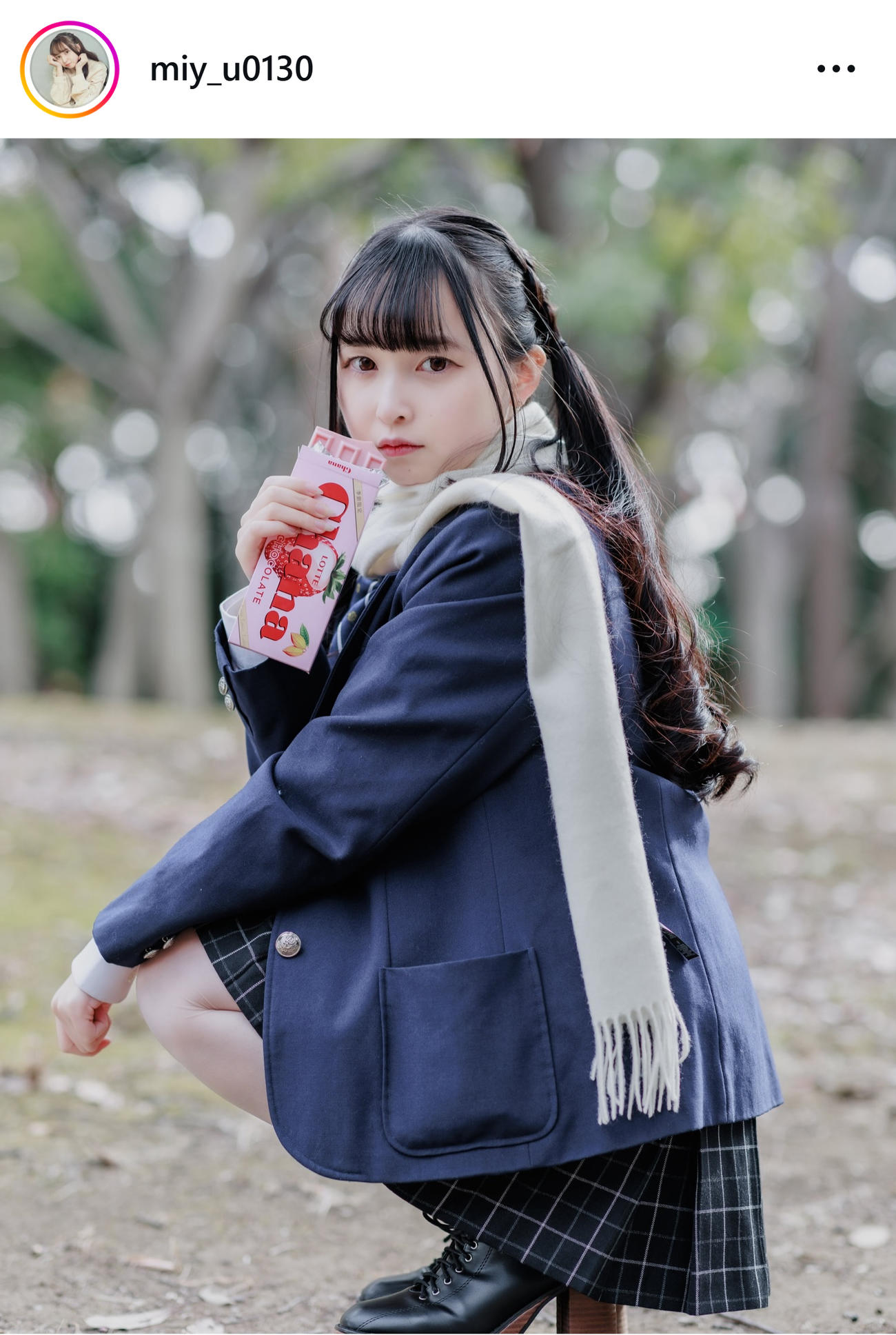 制服姿の坂上未優（坂上未優のインスタグラムから）