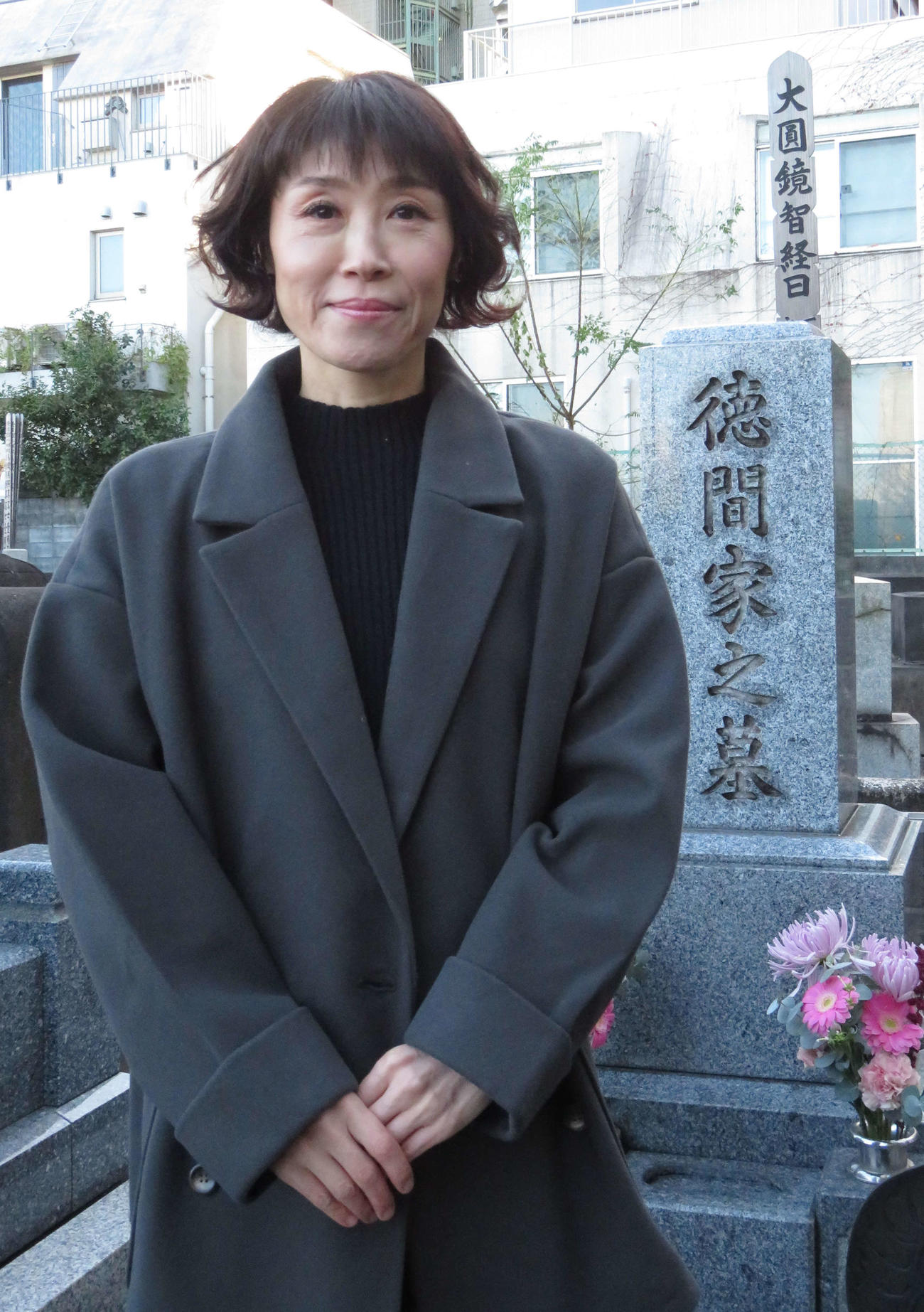 徳間ジャパン元社長・徳間康快さんの墓前に、NHK紅白歌合戦23年連続出場を報告した水森かおり
