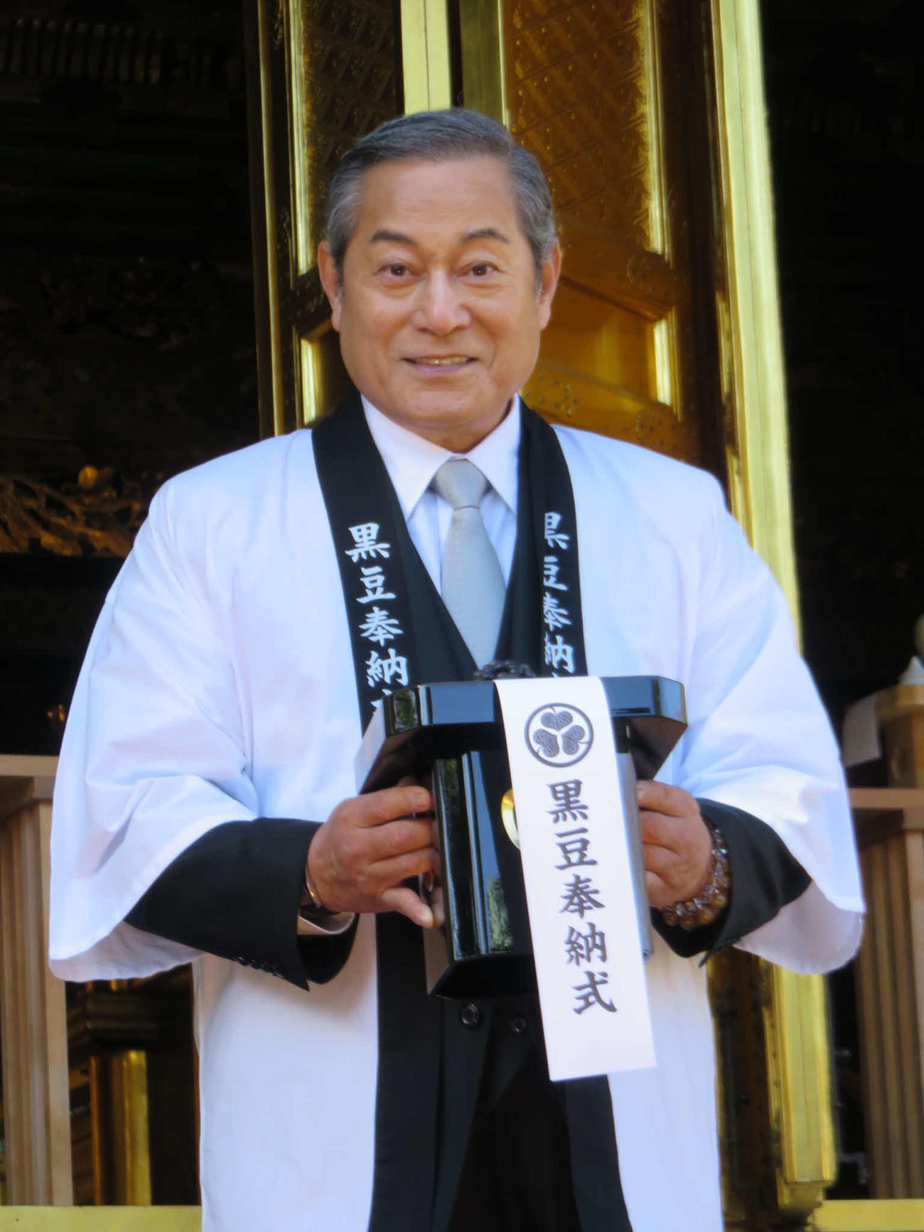 黒豆を持った三宝を手にする松平健
