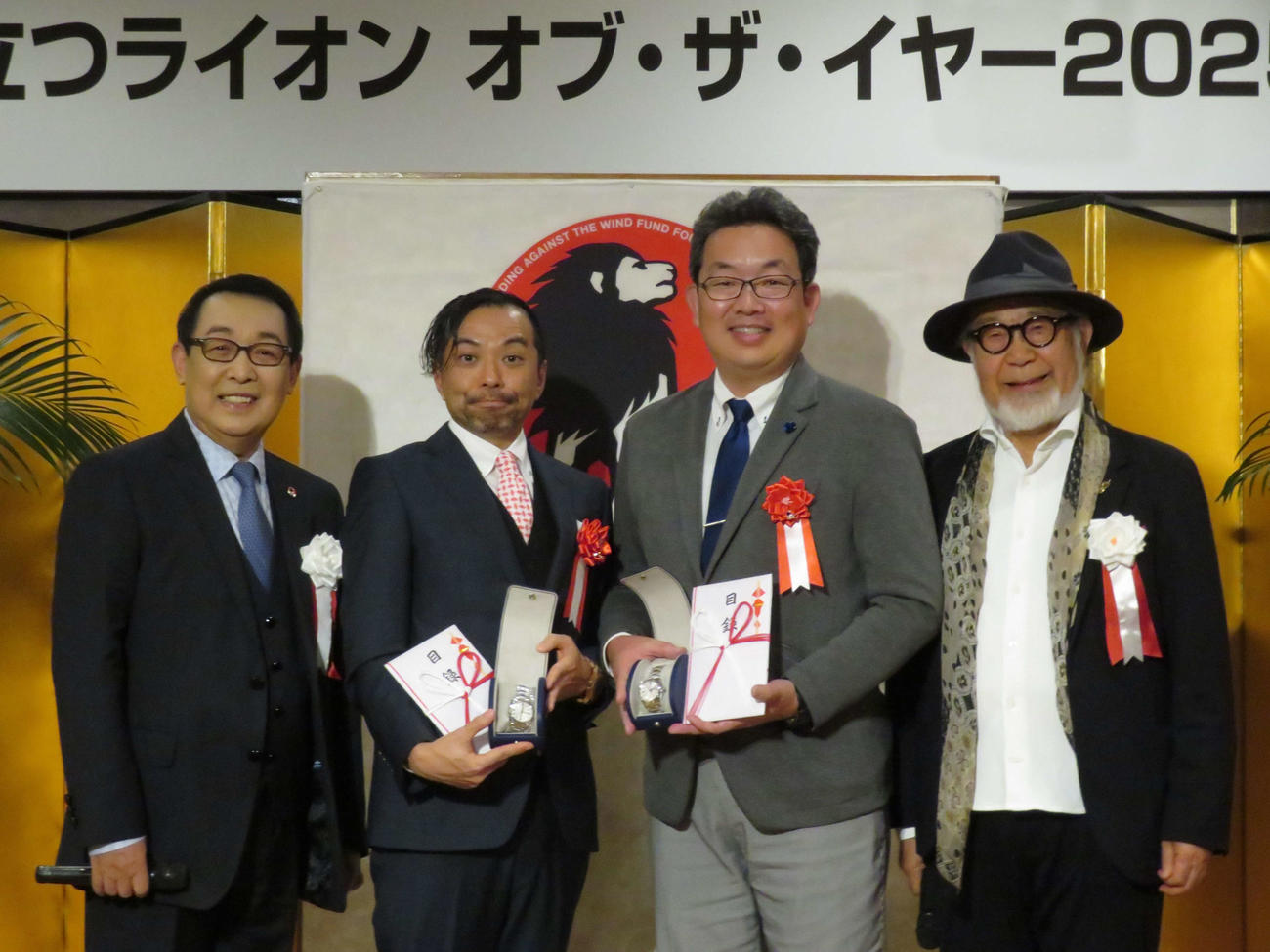 「風に立つライオン　オブ・ザ・イヤー2025」贈賞式に出席した、左からさだまさし、中野貴行さん、寺澤大祐さん、鎌田實さん