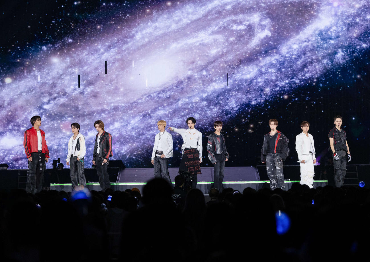 「SEVENTEEN WORLD TOUR［NEW＿］IN JAPAN」東京公演でパフォーマンスするSEVENTEEN。左からMINGYU、S．COUPS、THE 8、DK、JUN、JOSHUA、DINO、SEUNGKWAN、VERNON（（R）＆（C）PLEDIS Entertainment）