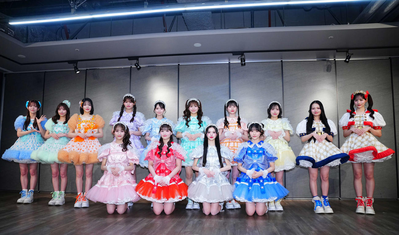 写真に納まる、左からFRUTIS ZIPPER真中まな、櫻井優衣、鎮西寿々歌、新グループ「MORE STAR」の、中央前列左から森田あみ、山本るしあ、中山こはく、遠藤まりん、後列左から萩田そら、高梨ゆな、鈴木花梨、新井心菜、笹原なな花、CANDY TUNE桐原美月、立花琴未（撮影・垰建太）