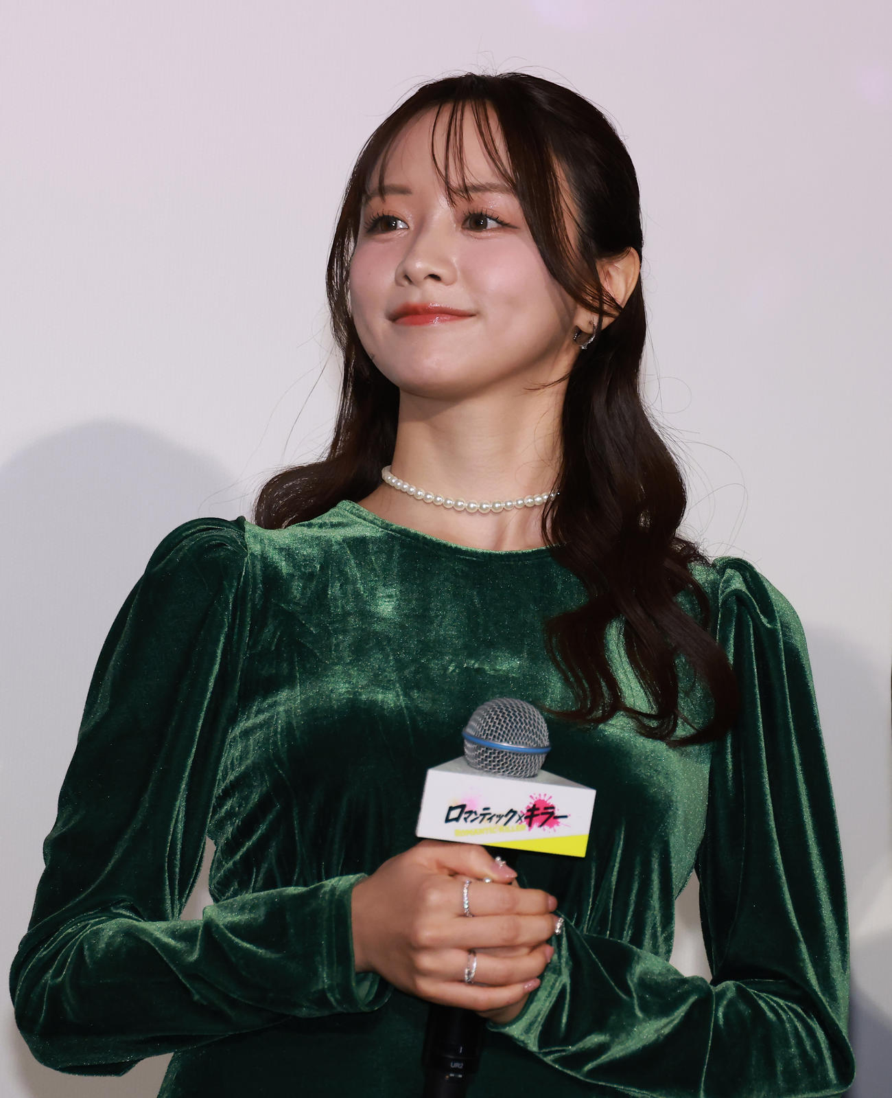 映画「ロマンティック・キラー」初日舞台あいさつする森香澄（撮影・中島郁夫）