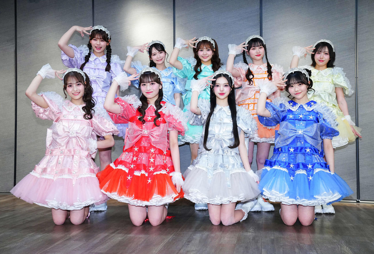写真に納まる新グループ「MORE STAR」の、前列左から森田あみ、山本るしあ、中山こはく、遠藤まりん、後列左から萩田そら、高梨ゆな、鈴木花梨、新井心菜、笹原なな花（撮影・垰建太）