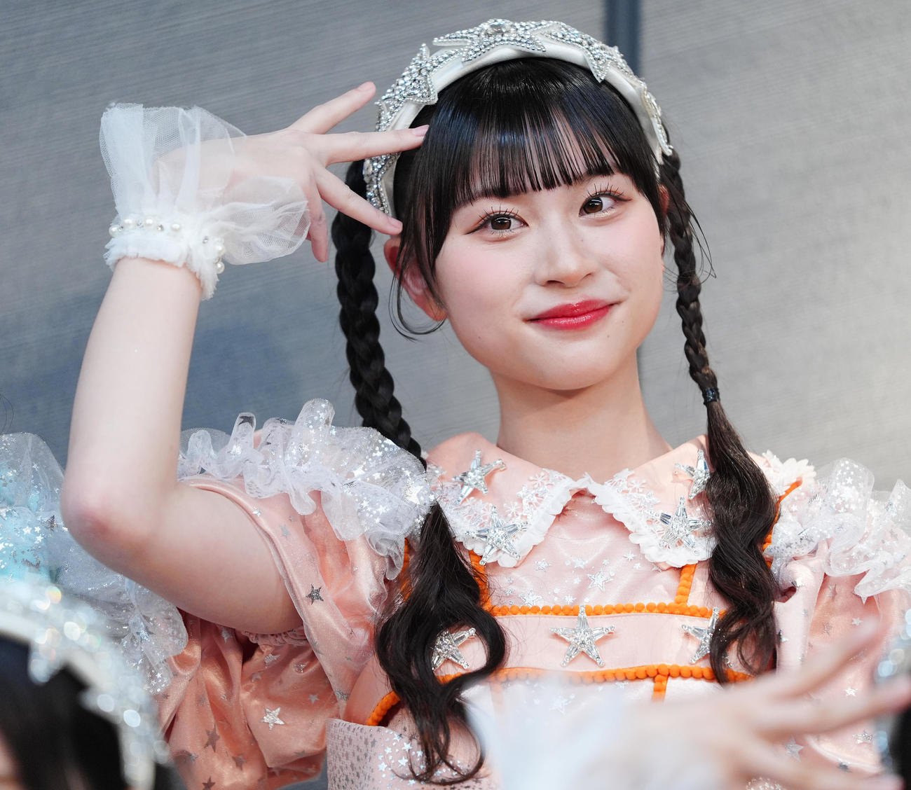 写真に納まる新グループ「MORE STAR」の新井心菜（撮影・垰建太）