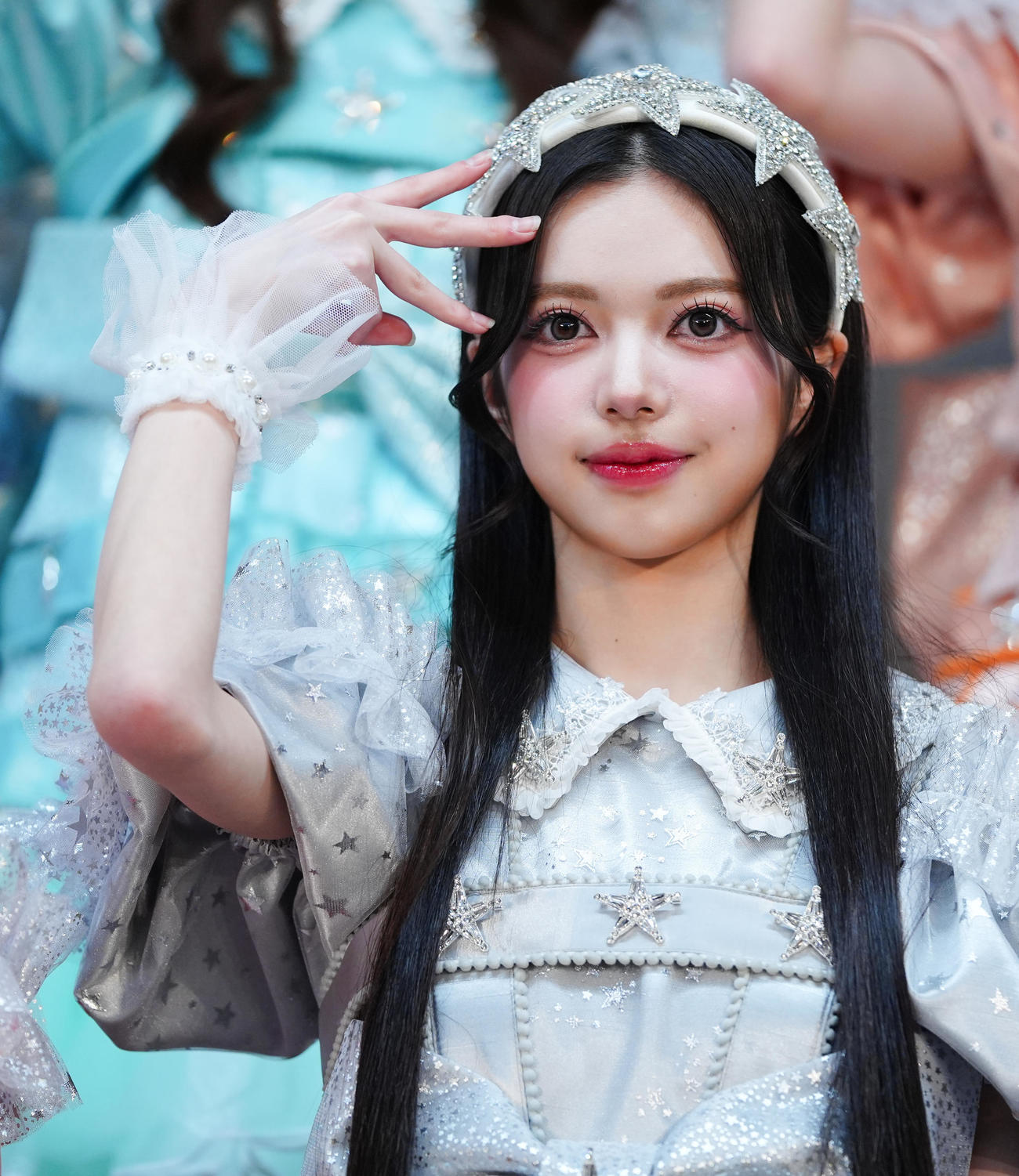 写真に納まる新グループ「MORE STAR」の中山こはく（撮影・垰建太）