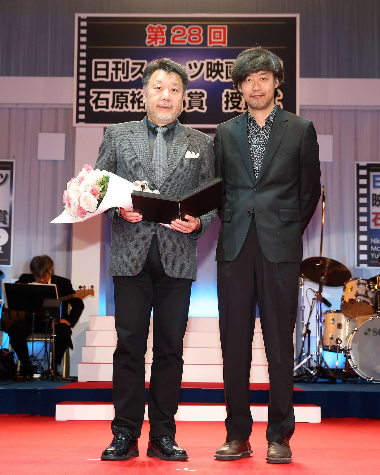 15年12月　第28回日刊スポーツ映画大賞・石原裕次郎賞授賞式　監督賞を受賞し記念撮影に納まる原田真人監督（左）。右は山崎貴監督