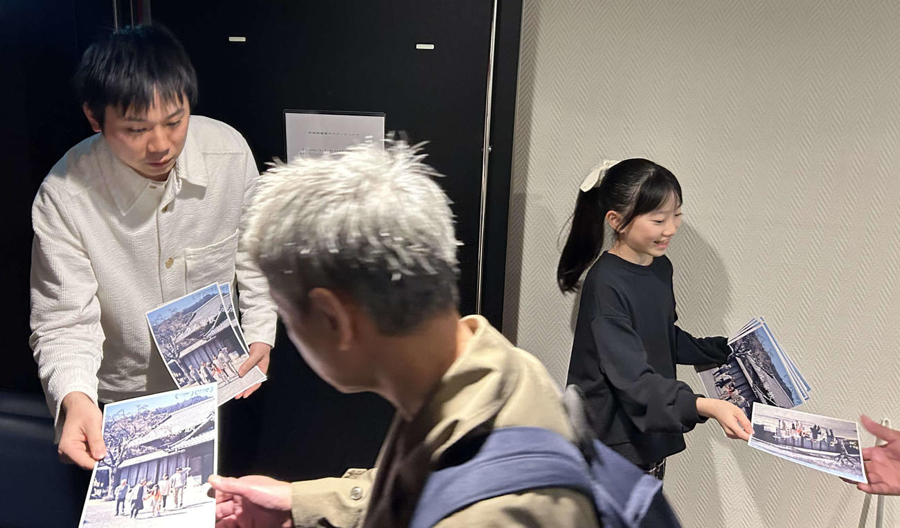 新宿K’sシネマで映画「レンタル家族」のチラシを配る上坂龍之介監督（左）と出演者の中本梨那（撮影・松尾幸之介）