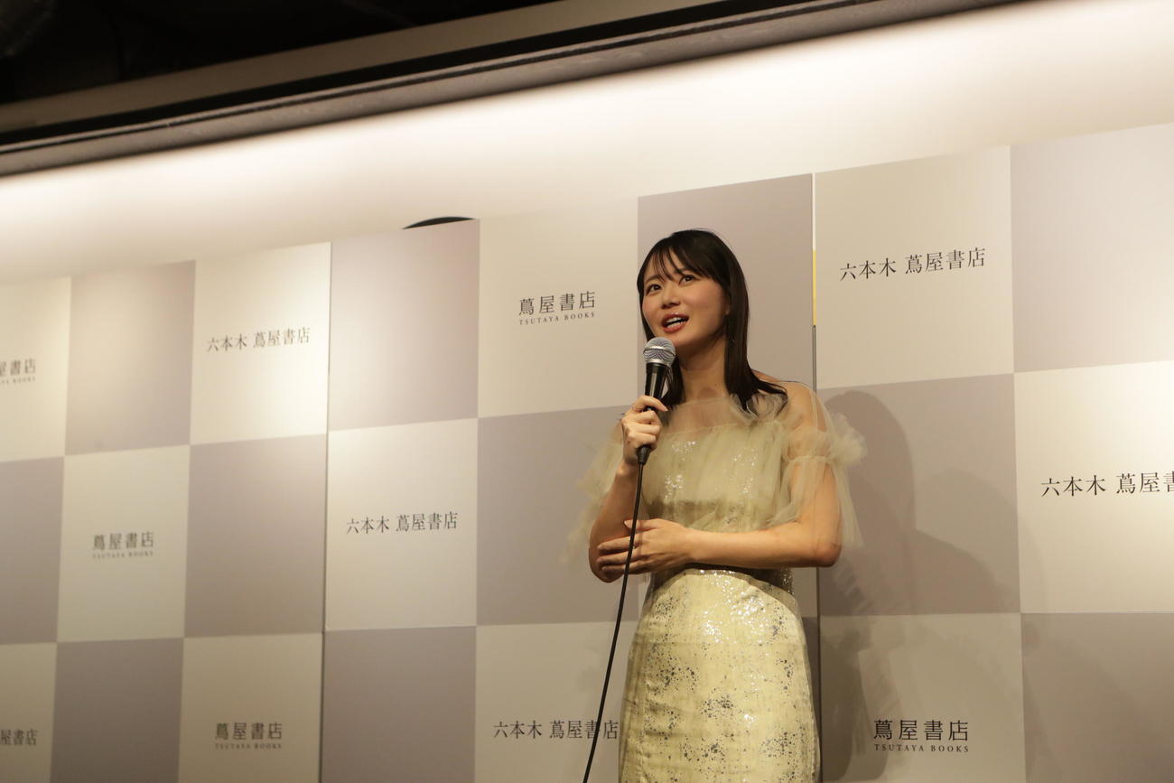 写真集の発売記念会見で記者の質問に悩む、いけちゃん