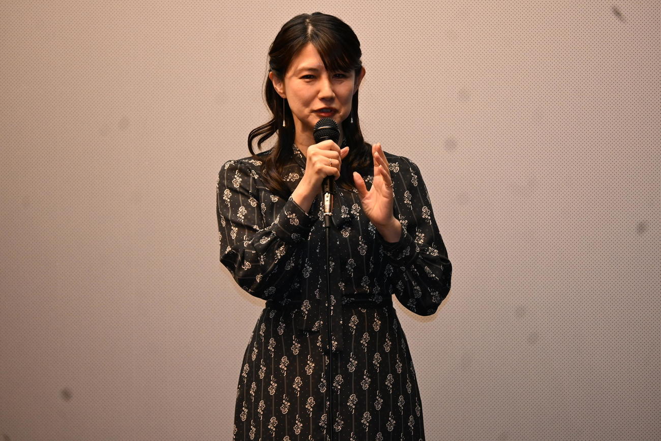 大阪市内で行われた主演映画「道草キッチン」で阪神愛を語る中江有里（撮影・松浦隆司）