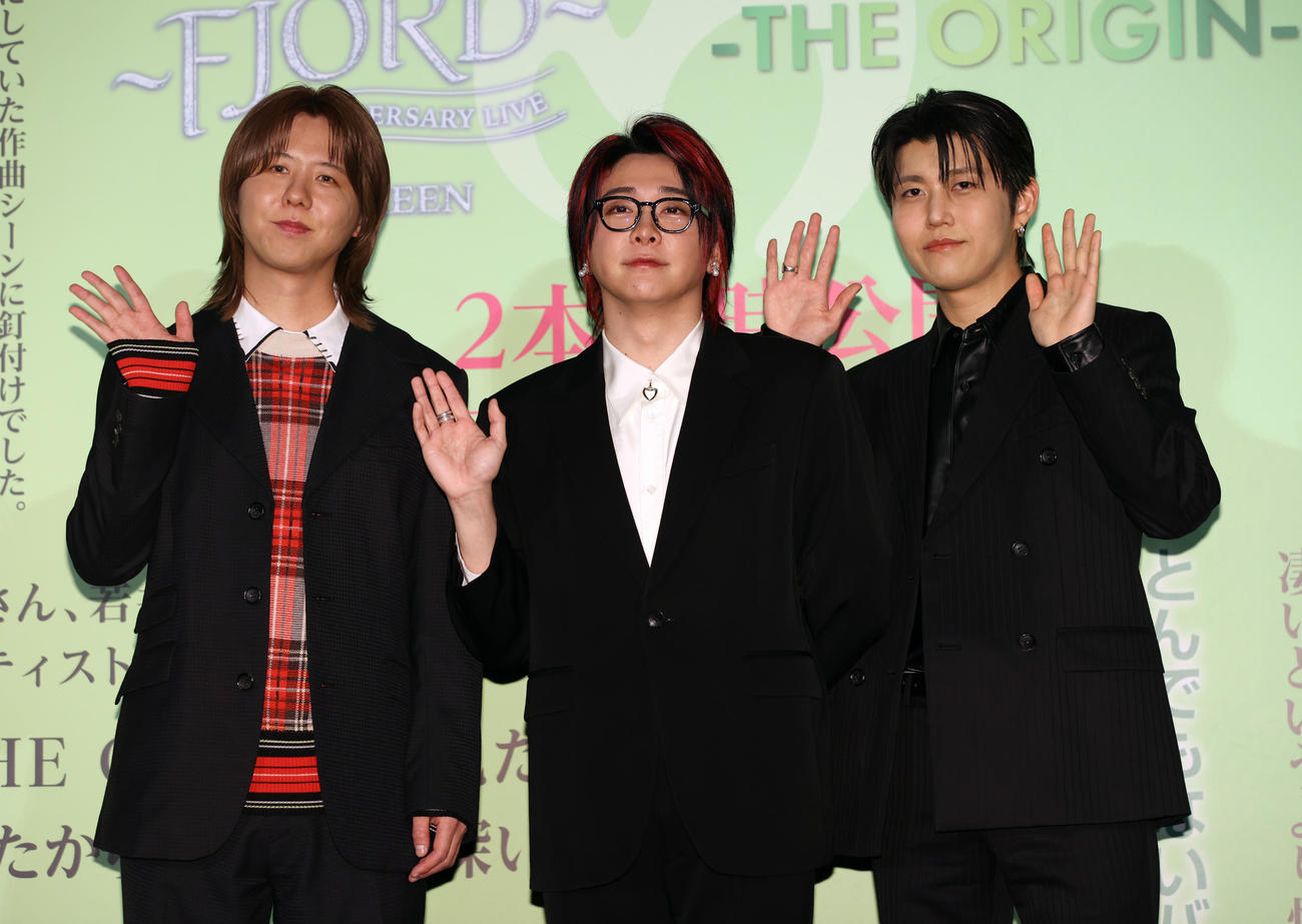 「FJORD」「THE ORIGIN」の舞台あいさつするMrs.GREEN APPLEの、左から藤澤涼架、大森元貴、若井滉斗（撮影・柴田隆二）