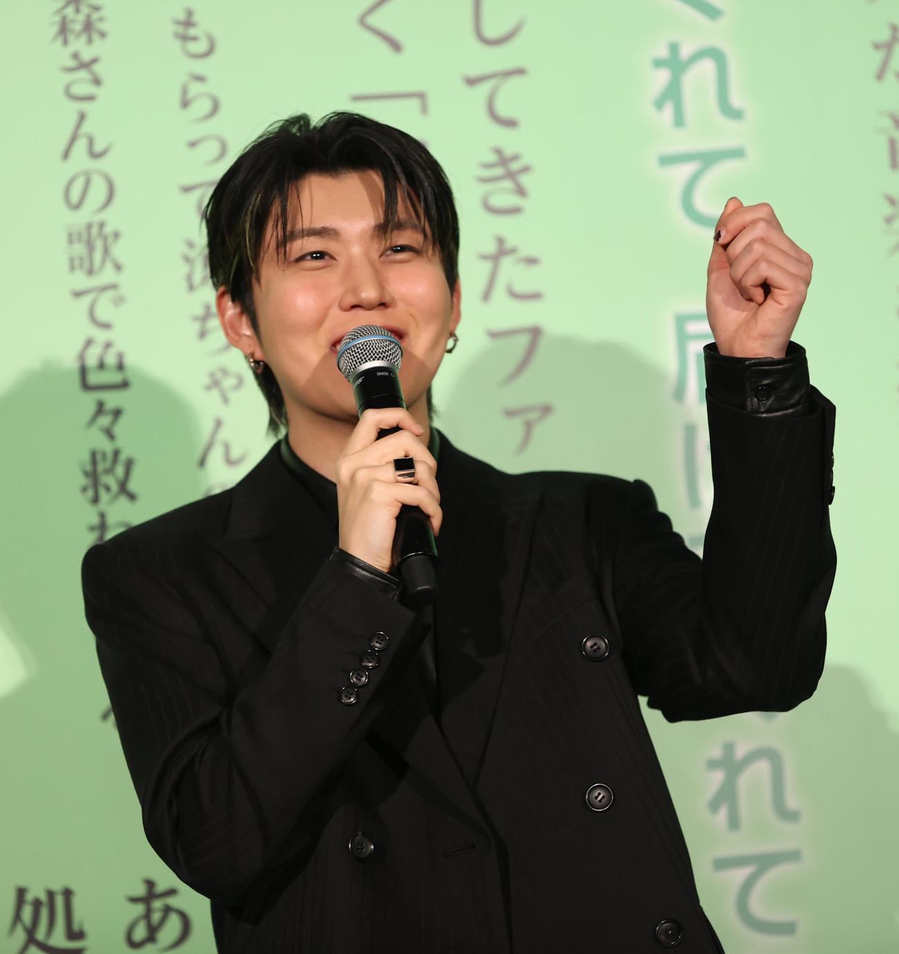 「FJORD」「THE ORIGIN」の舞台あいさつするMrs.GREEN APPLEの若井滉斗（撮影・柴田隆二）