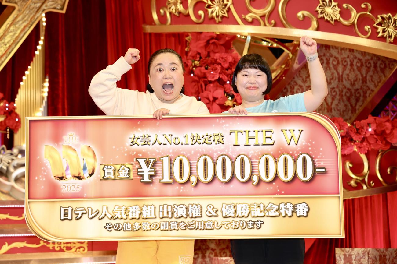 THE W優勝のニッチェ。左は江上敬子、右は近藤くみこ（撮影・河田真司）