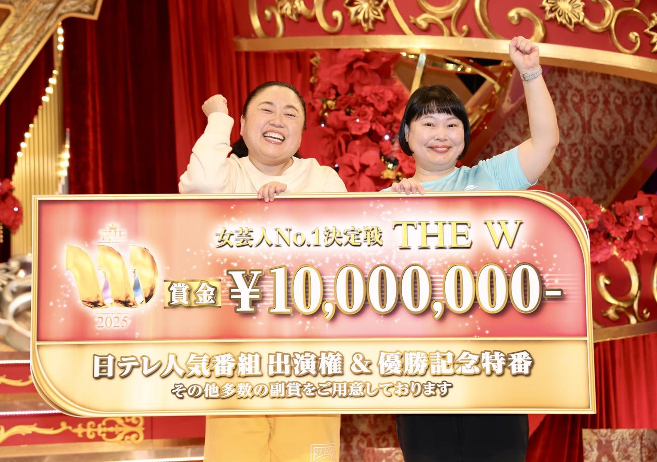 THE W優勝のニッチェ。左は江上敬子、右は近藤くみこ（撮影・河田真司）