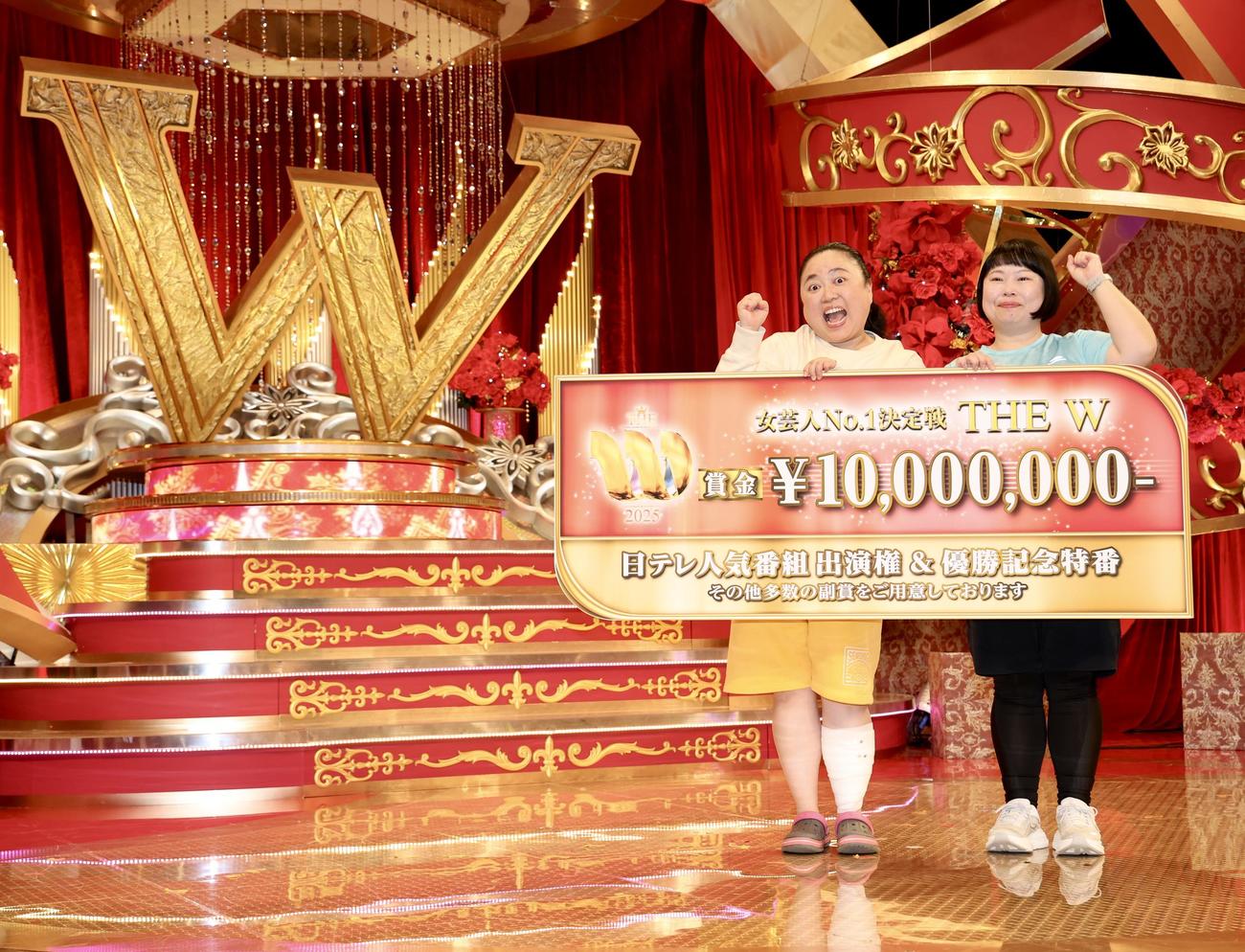 THE W優勝のニッチェ。左は江上敬子、右は近藤くみこ（撮影・河田真司）
