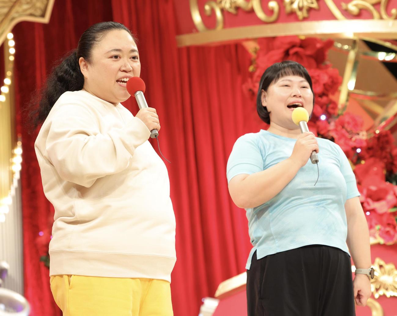 記者の質問に答えるTHE W優勝のニッチェ。左は江上敬子、右は近藤くみこ（撮影・河田真司）