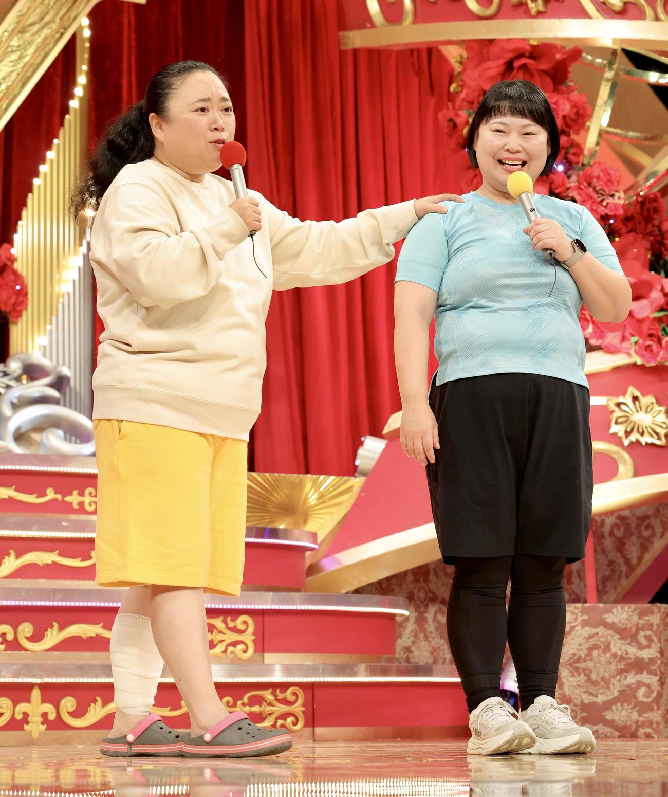 記者の質問に答えるTHE W優勝のニッチェ。左は江上敬子、右は近藤くみこ（撮影・河田真司）