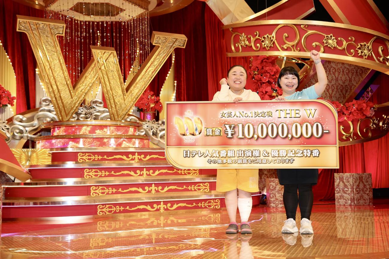 THE W優勝のニッチェ。左は江上敬子、右は近藤くみこ（撮影・河田真司）