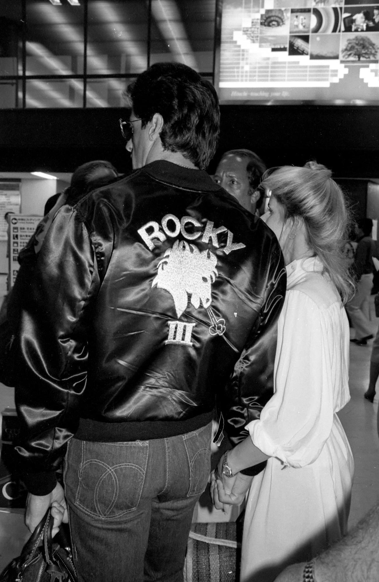 背中に「ロッキーⅢ」と書かれたジャンパーを着て夫人と現われたシルベスター・スタローン（1981年撮影）