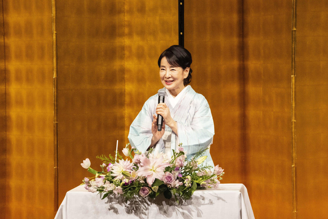 「写真集『吉永小百合』」刊行記念サイン本お渡し会を開き、笑顔の吉永小百合